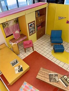 Vintage Original 1962 Cardboard BARBIE DREAM HOUSE w/ some Accessories